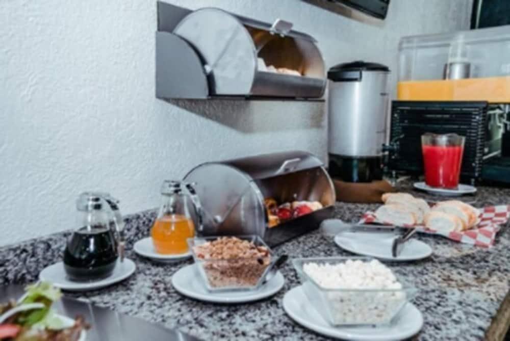 גואדלחארה Hotel Portobelo מראה חיצוני תמונה